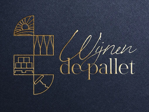 Wijnen de Pallet logo — goudfolie op nachtblauw